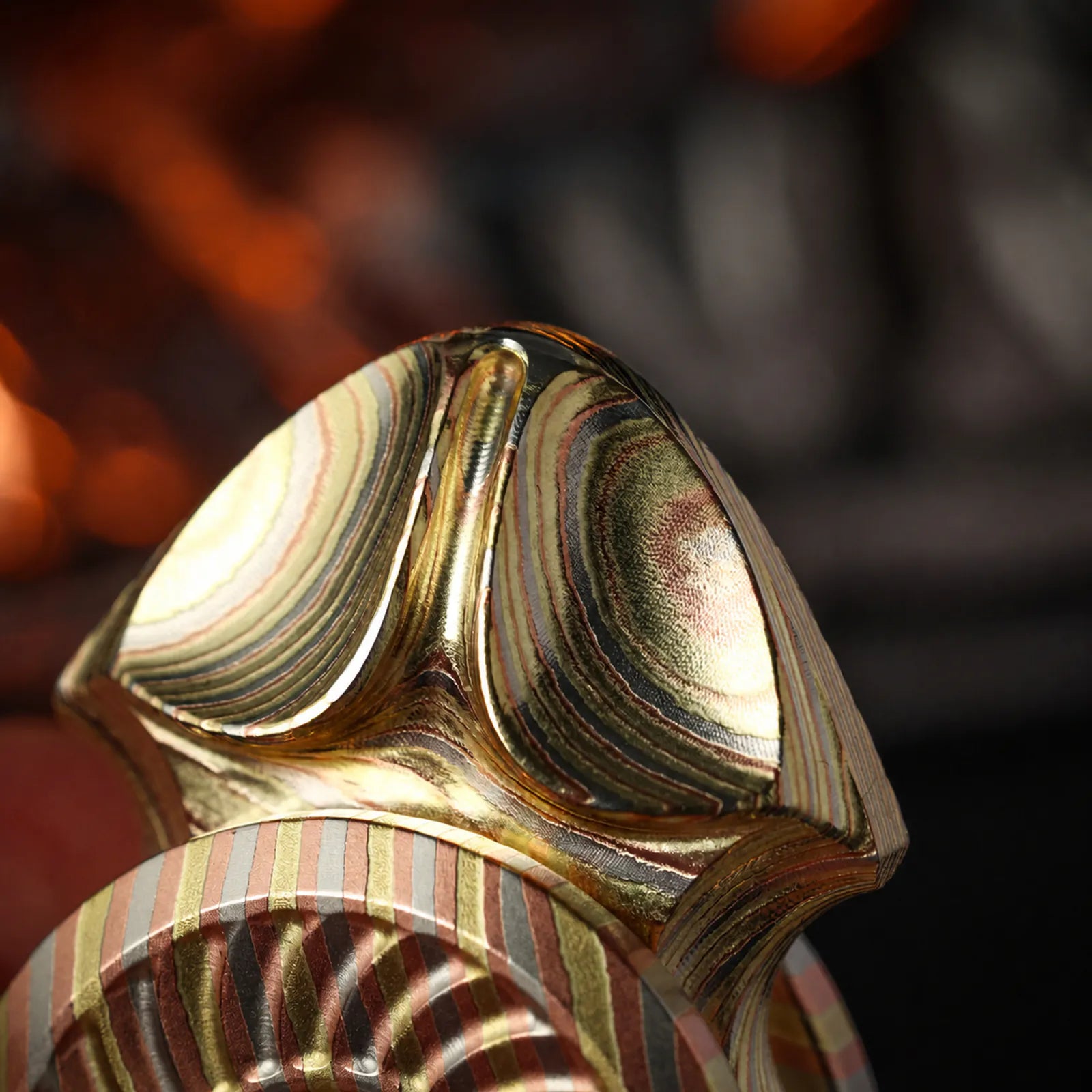 Close view of the multilayer metal surface on the Chimago Xumi spinner