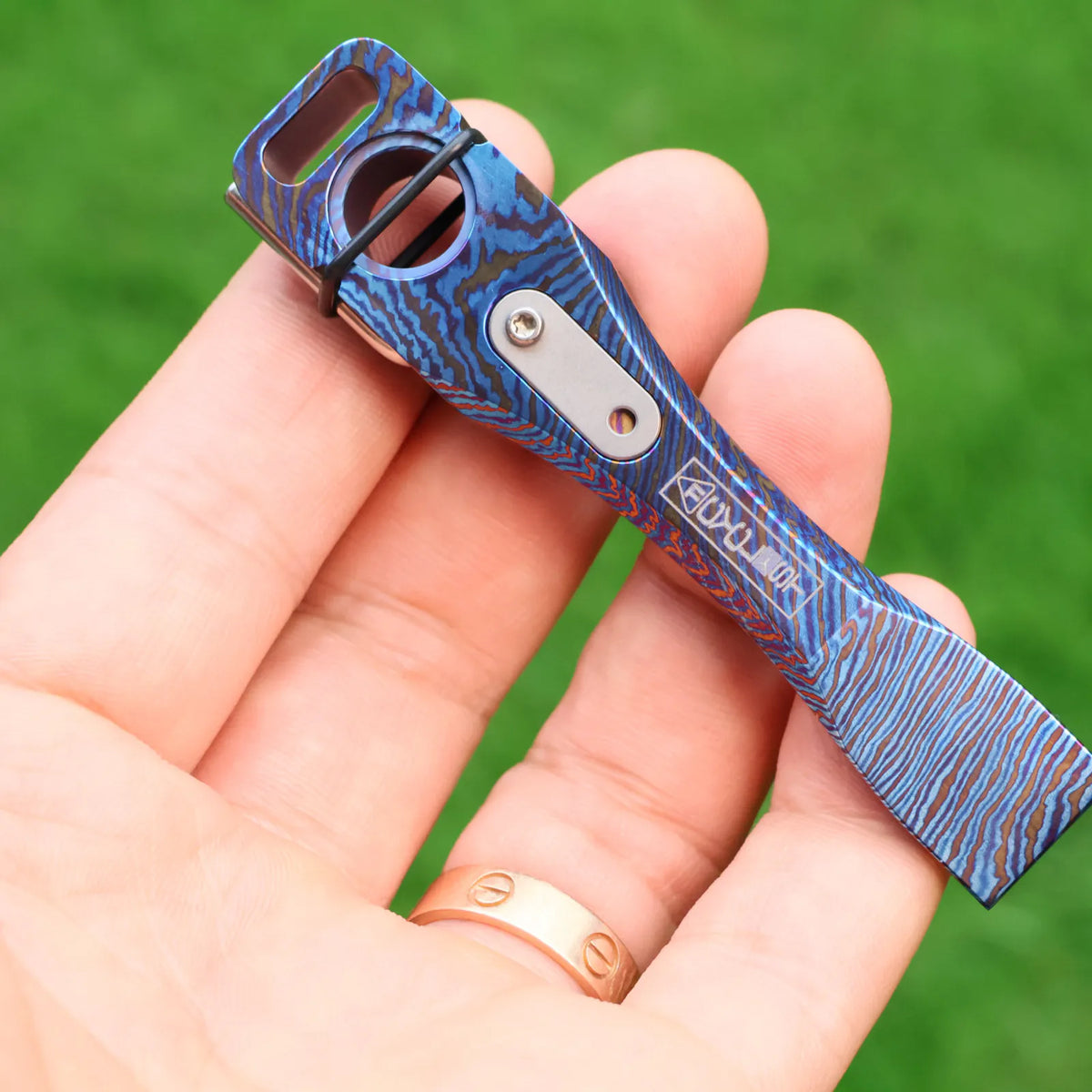 Chimago titanium damascus pry bar in multicolor finish