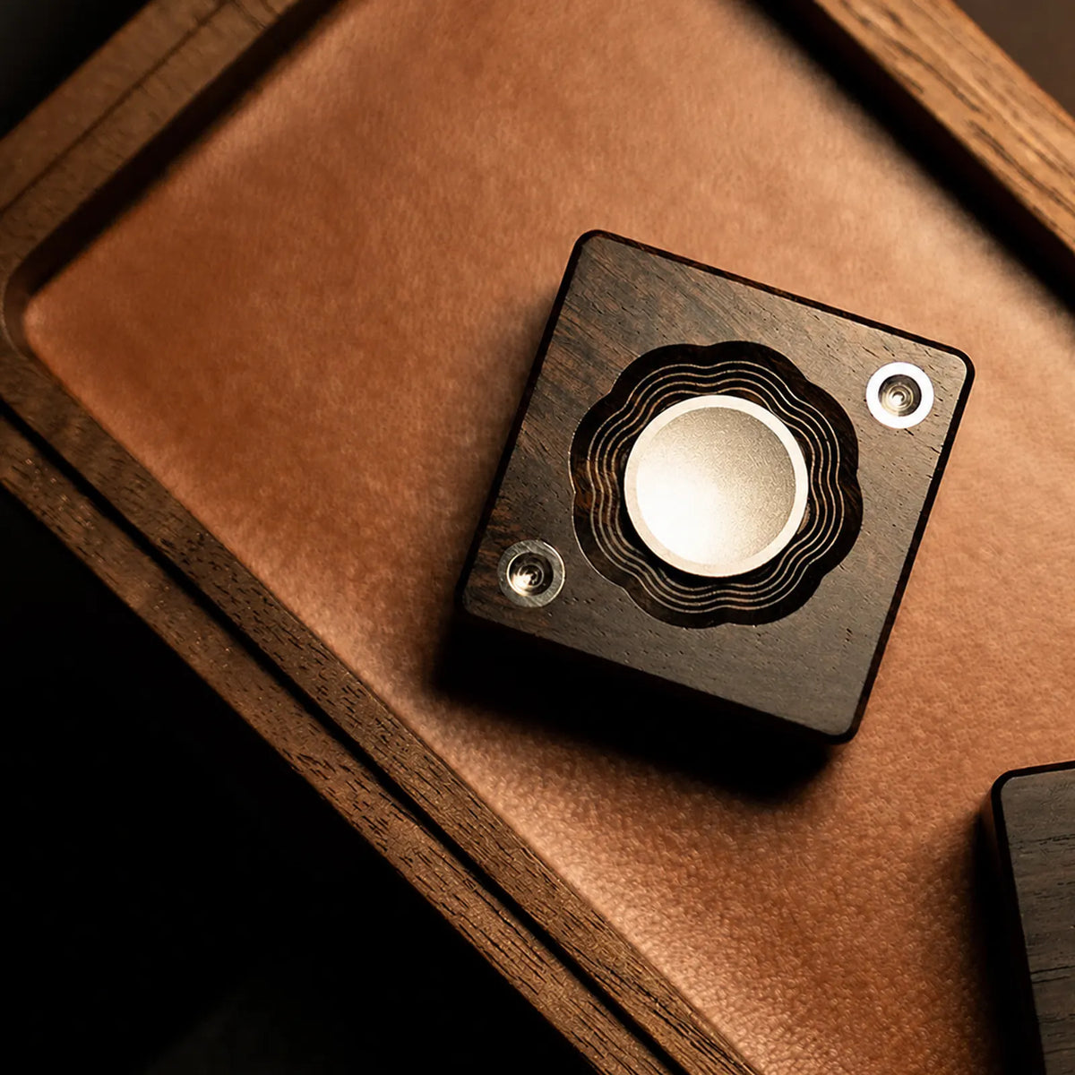 GDEDC square wood spinner with layered wave ring