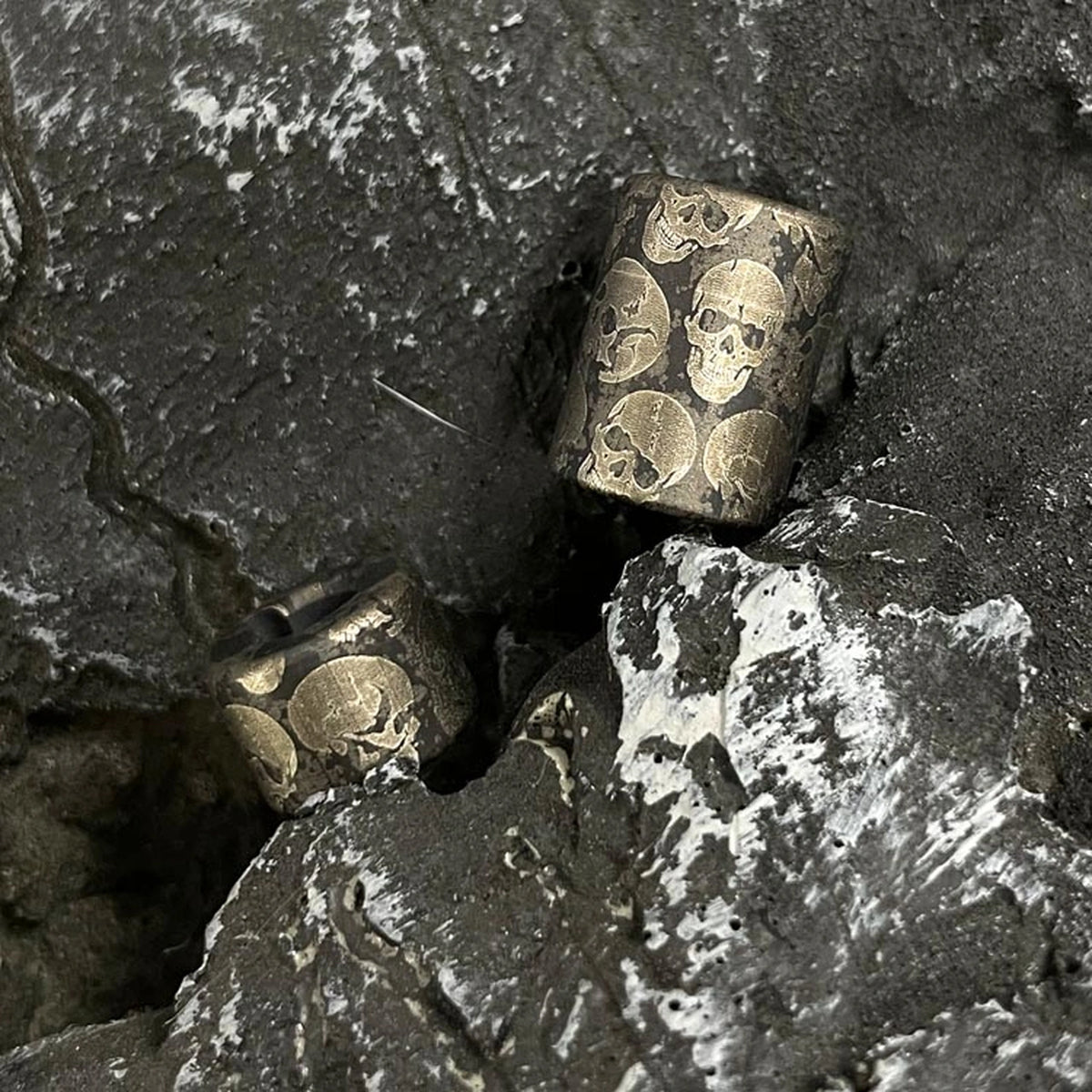 Dark Skull Titanium Lanyard Beads: large round skull bead beside small bead (gallery view 04).