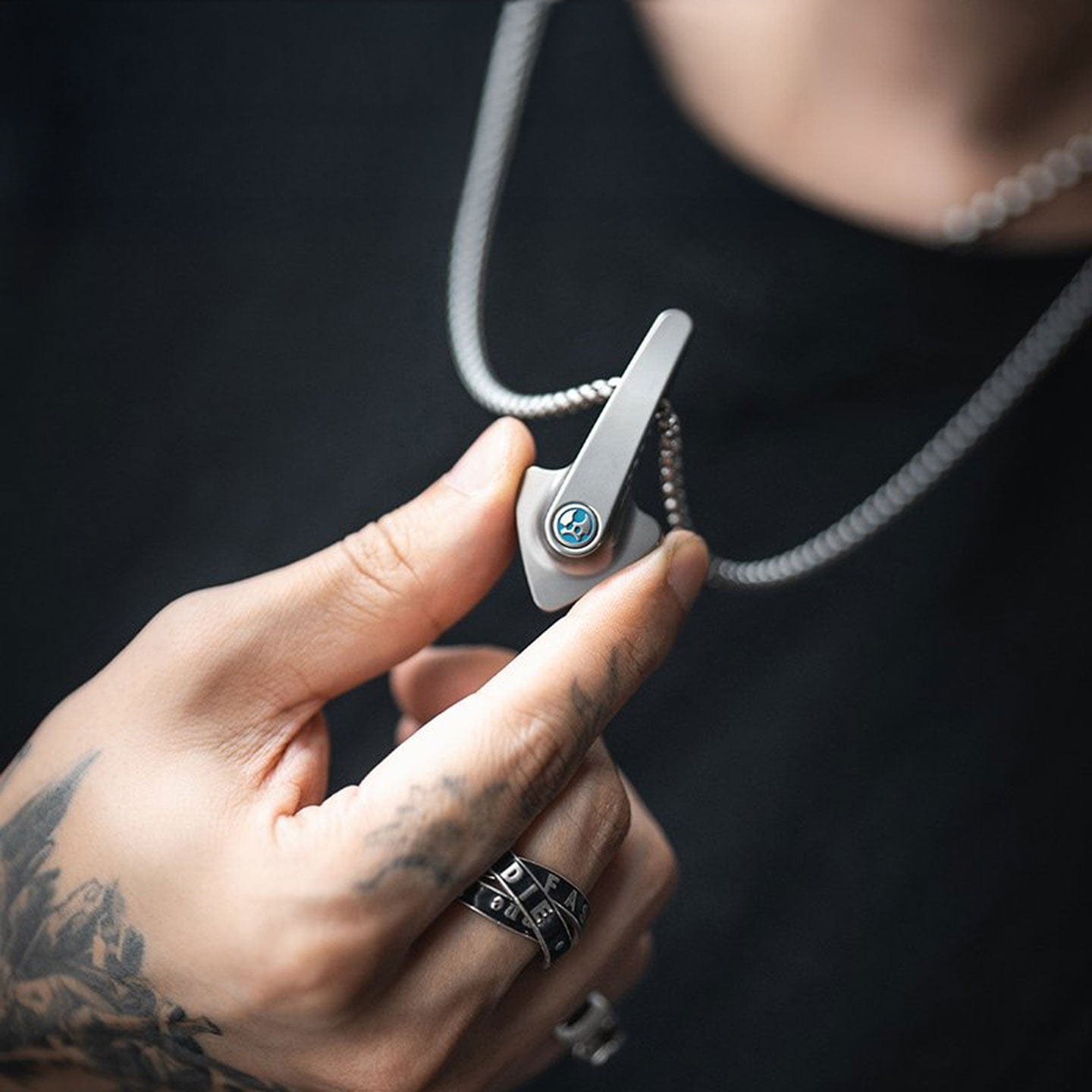 Paracord Bead – LAUTIE Pointer Pendant | Titanium Zirconium EDC Bottle Opener Lanyard