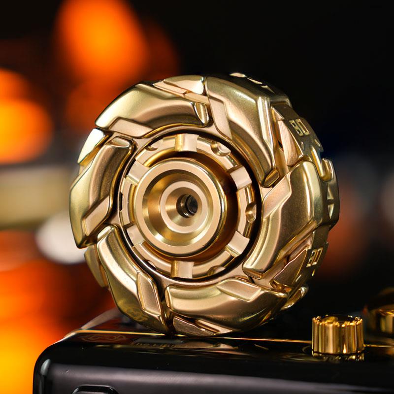Gold-tone 08 spinner with closed overlapping panels