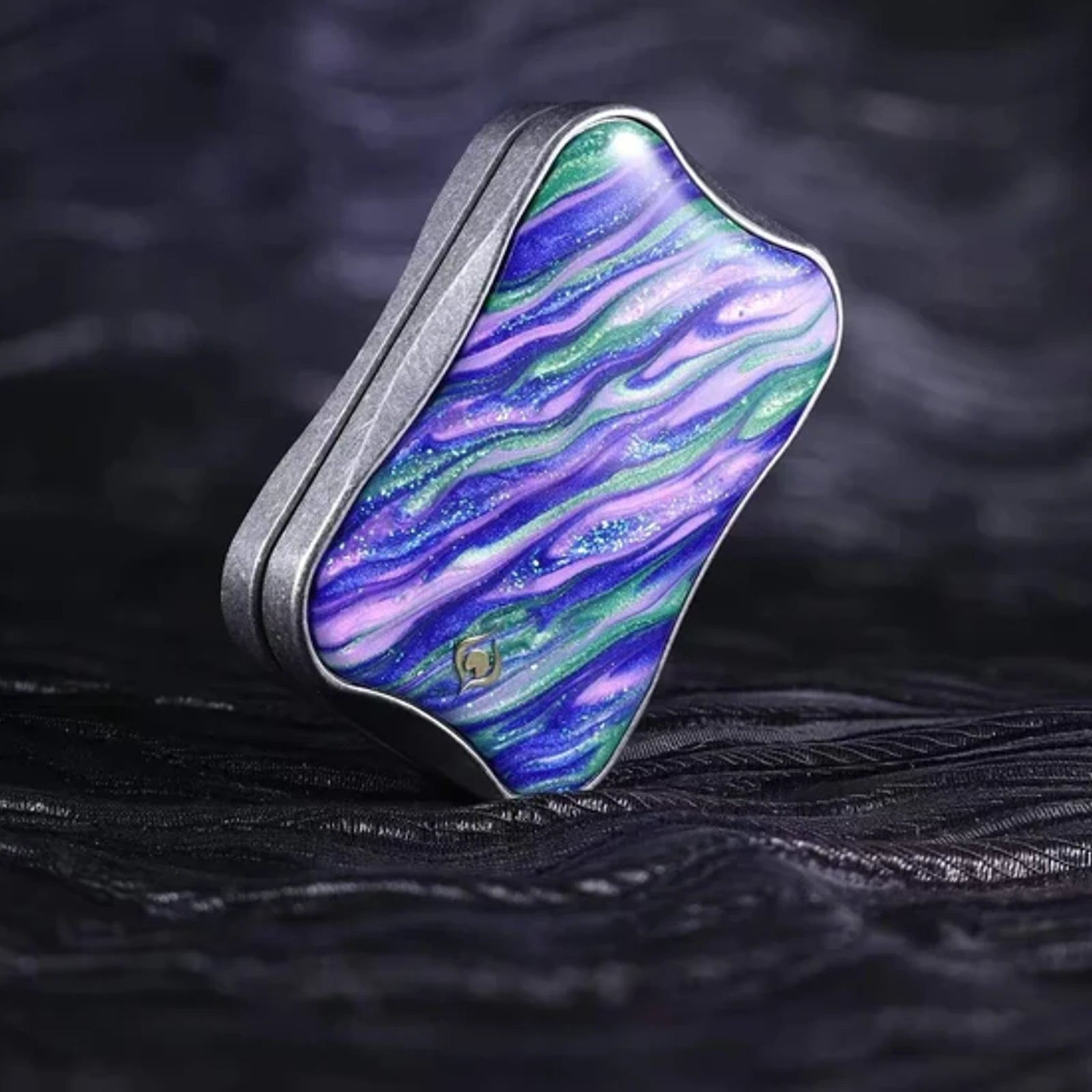 Color-shifting unlimited-position metal fidget slider with flowing pattern