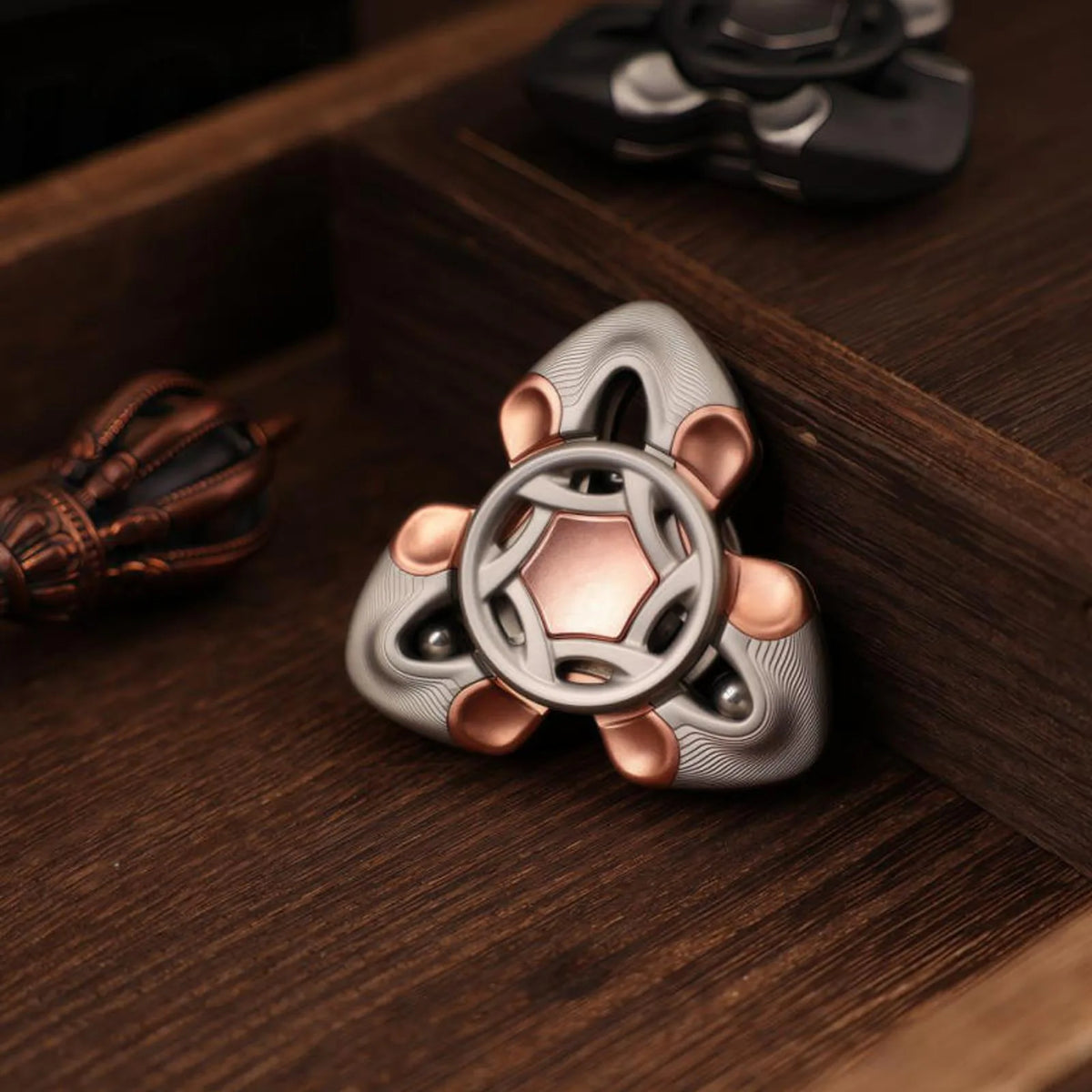 Snake pattern metal fidget spinner with copper inlay